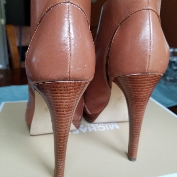 Michael Kors Isabella booties - Picture 2 of 6